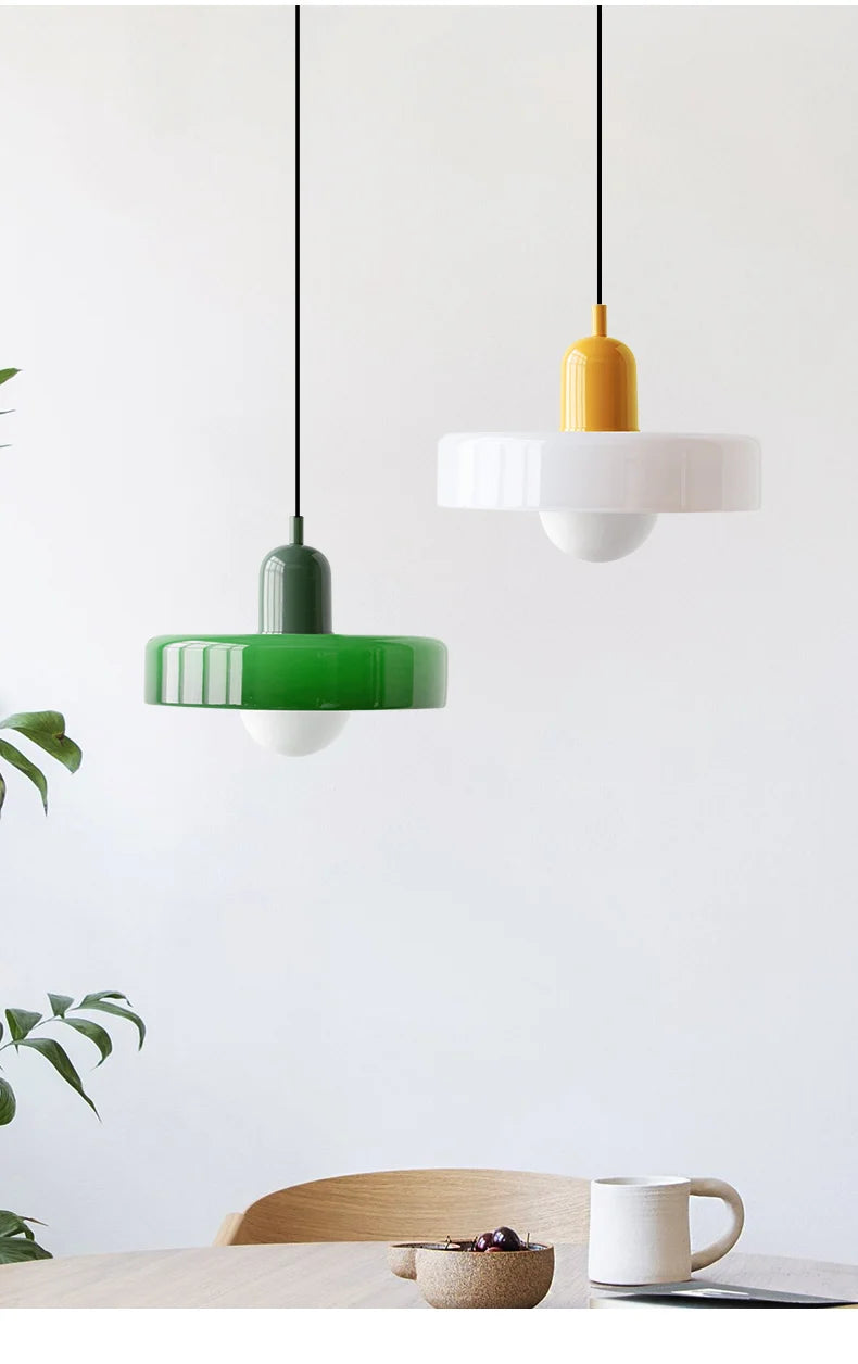 Suspension verre rétro blanc laiteux, vue latérale cuisine contemporaine