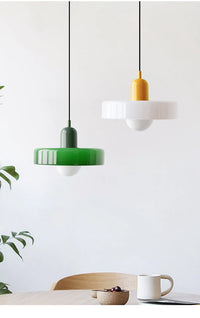 Suspension verre rétro blanc laiteux, vue latérale cuisine contemporaine