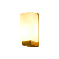 Applique bois et verre allumée au-dessus d'une console en bois