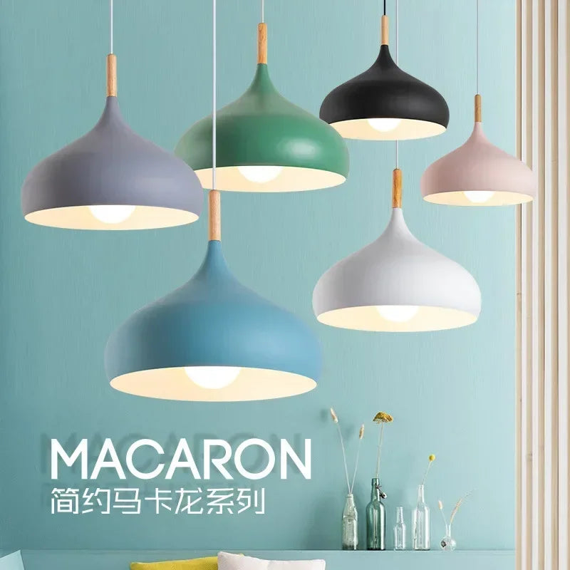 Suspension métal colorée E27 24 cm, vue d'ensemble du luminaire allumé jeu de lumière naturel