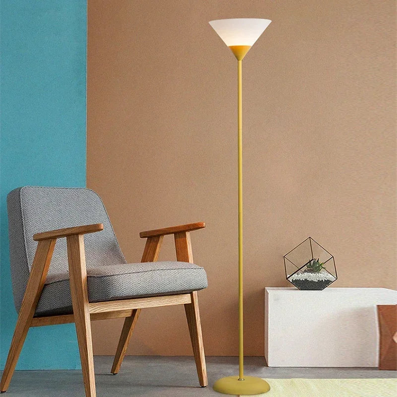 Lampadaire LED design 3 coloris salon E27, vue trois quarts du luminaire éteint jeu de lumière naturel
