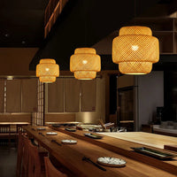Lustre lanterne rotin bambou tressé E27 30 cm, vue d'ensemble du luminaire allumé jeu de lumière naturel