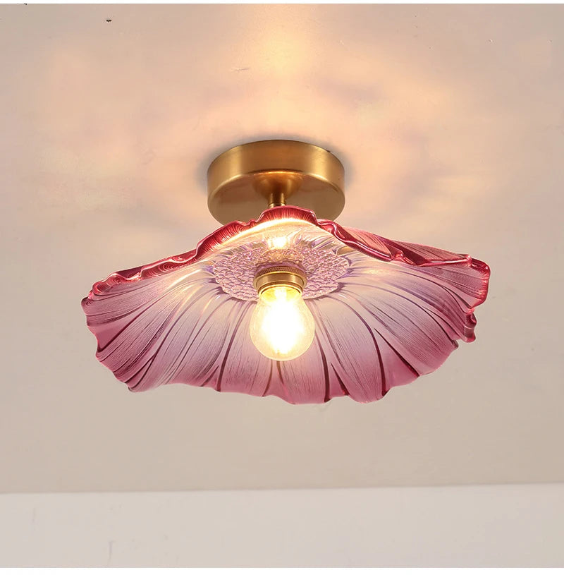 Suspension fleur vintage verre coloré E27, installé en chambre cosy jeu de lumière naturel