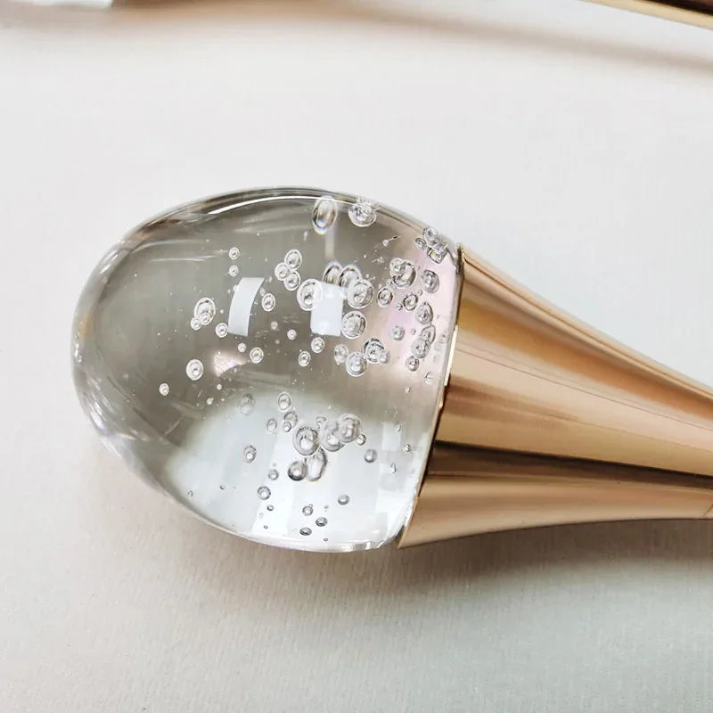 Suspension cristal bulles E27, vue trois quarts du luminaire éteint jeu de lumière naturel