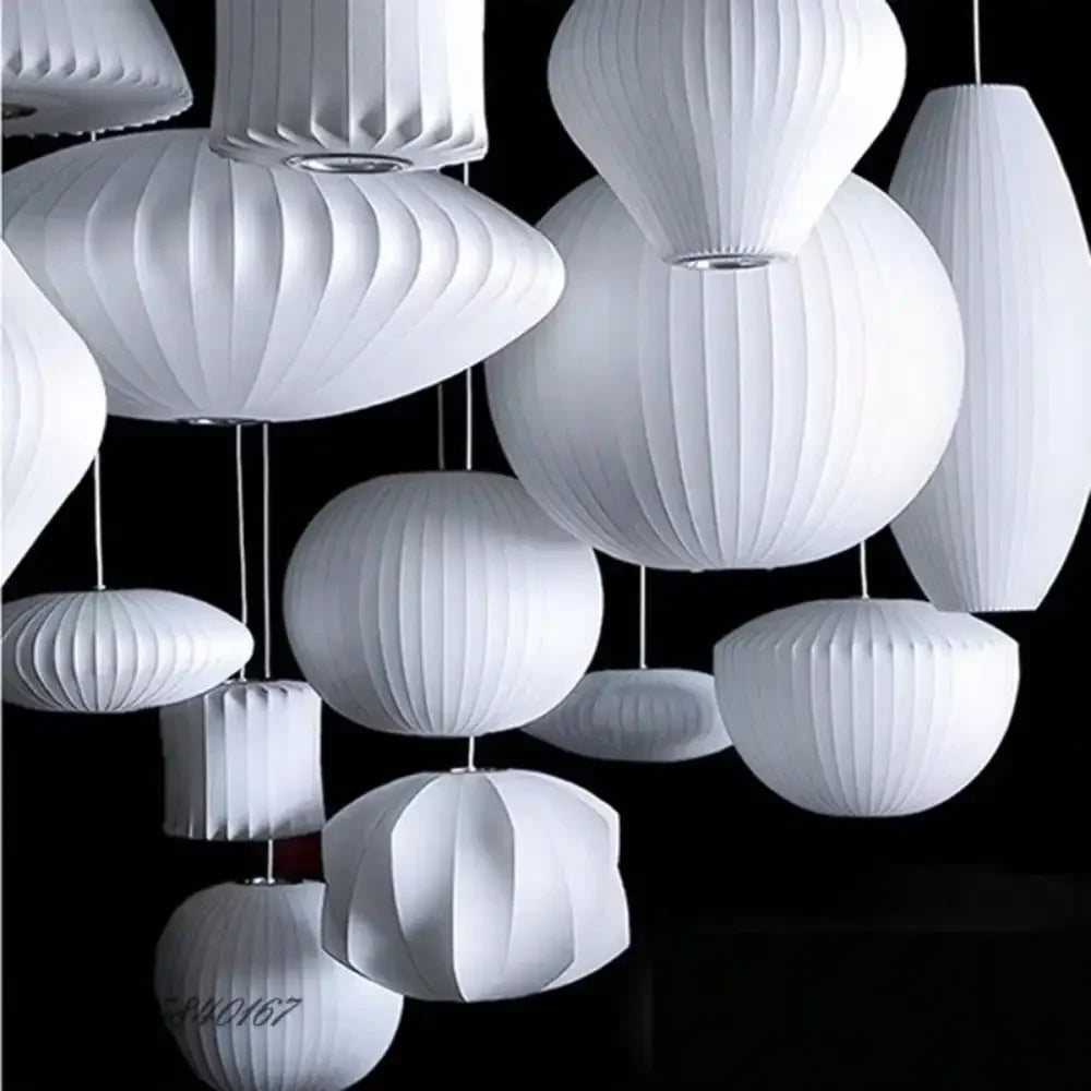 Suspension soie italienne E27 30-50 cm salon, vue trois quarts du luminaire éteint jeu de lumière naturel