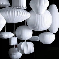 Suspension soie italienne E27 30-50 cm salon, vue trois quarts du luminaire éteint jeu de lumière naturel
