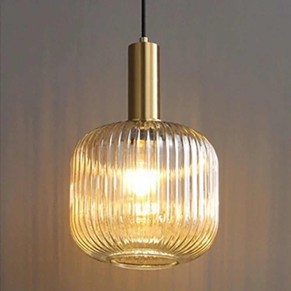 Détail du verre soufflé bouche perforé de la suspension ambre