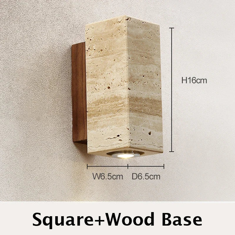 Applique murale wabi-sabi marbre travertin LED, vue rapprochée de la structure jeu de lumière naturel