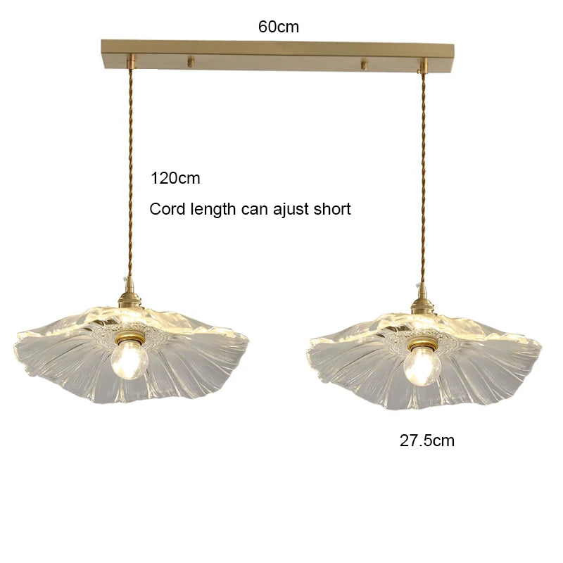 Suspension fleur vintage verre coloré E27, installé dans salle à manger contemporain jeu de lumière naturel