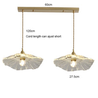 Suspension fleur vintage verre coloré E27, installé dans salle à manger contemporain jeu de lumière naturel