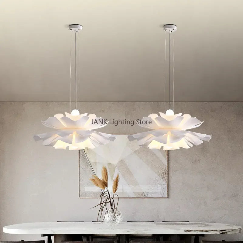 Détail de l'abat-jour tissu beige du lustre style français minimaliste