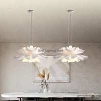 Détail de l'abat-jour tissu beige du lustre style français minimaliste
