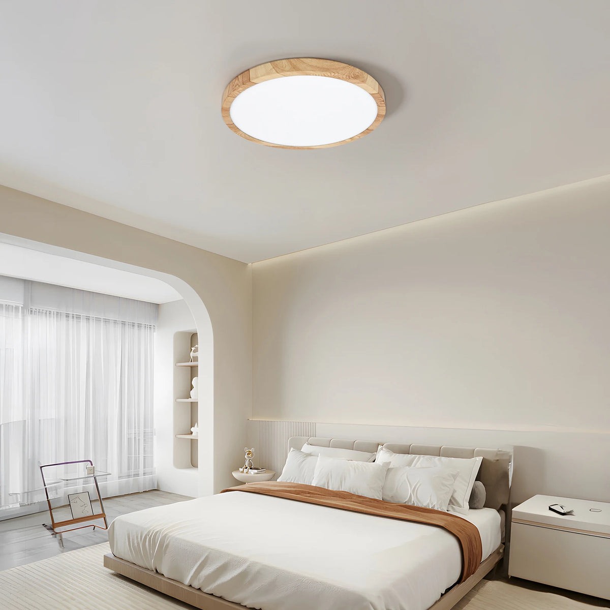 Plafonnier LED bois doré, vue trois quarts du luminaire éteint jeu de lumière naturel