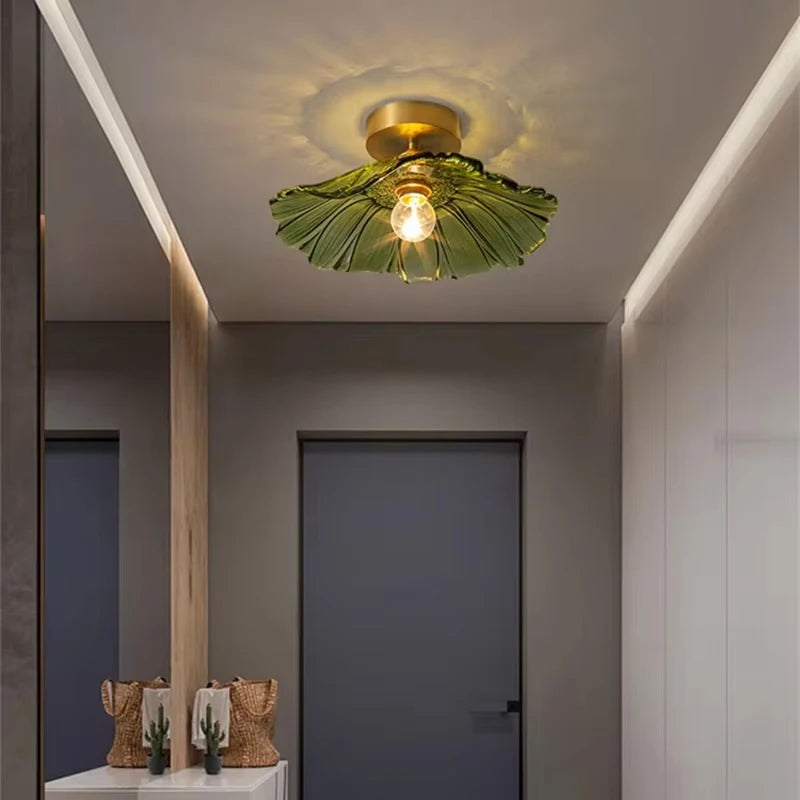 Suspension fleur vintage verre coloré E27, vue d'ensemble du luminaire allumé jeu de lumière naturel