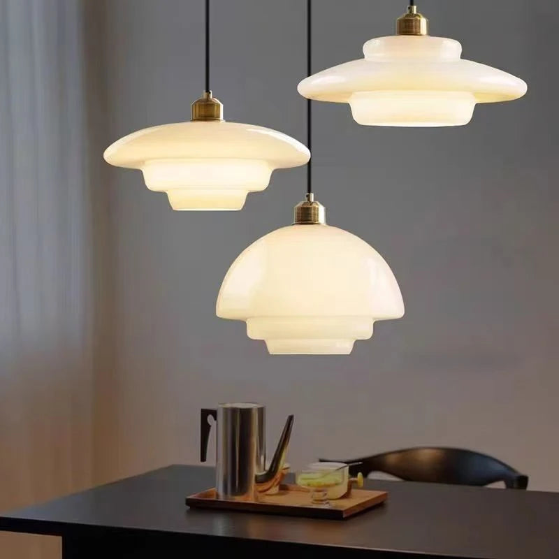 Suspension verre crème E27 antique tête unique 16 cm, installé dans cuisine contemporain ambiance chaleureuse