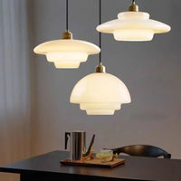 Suspension verre crème E27 antique tête unique 16 cm, installé dans cuisine contemporain ambiance chaleureuse