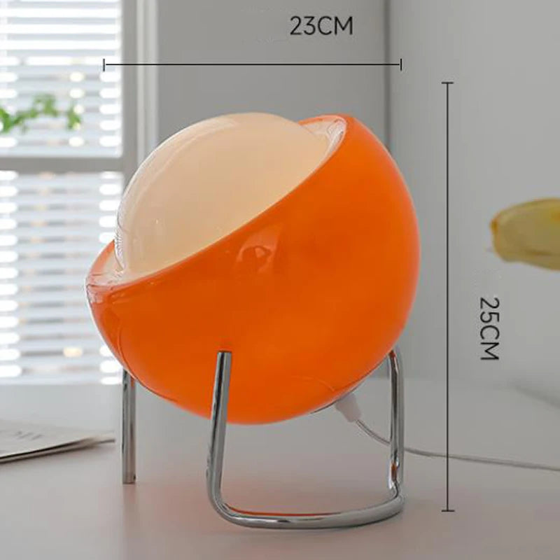 Lampe de chevet Bauhaus verre LED USB tactile, installé en salon cosy ambiance chaleureuse