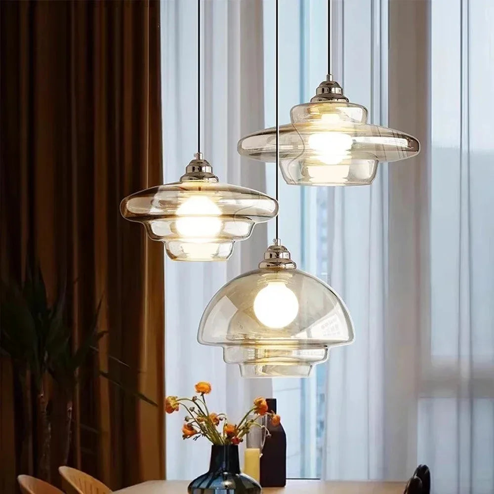 Suspension verre crème E27 antique tête unique 16 cm, vue d'ensemble du luminaire allumé jeu de lumière naturel