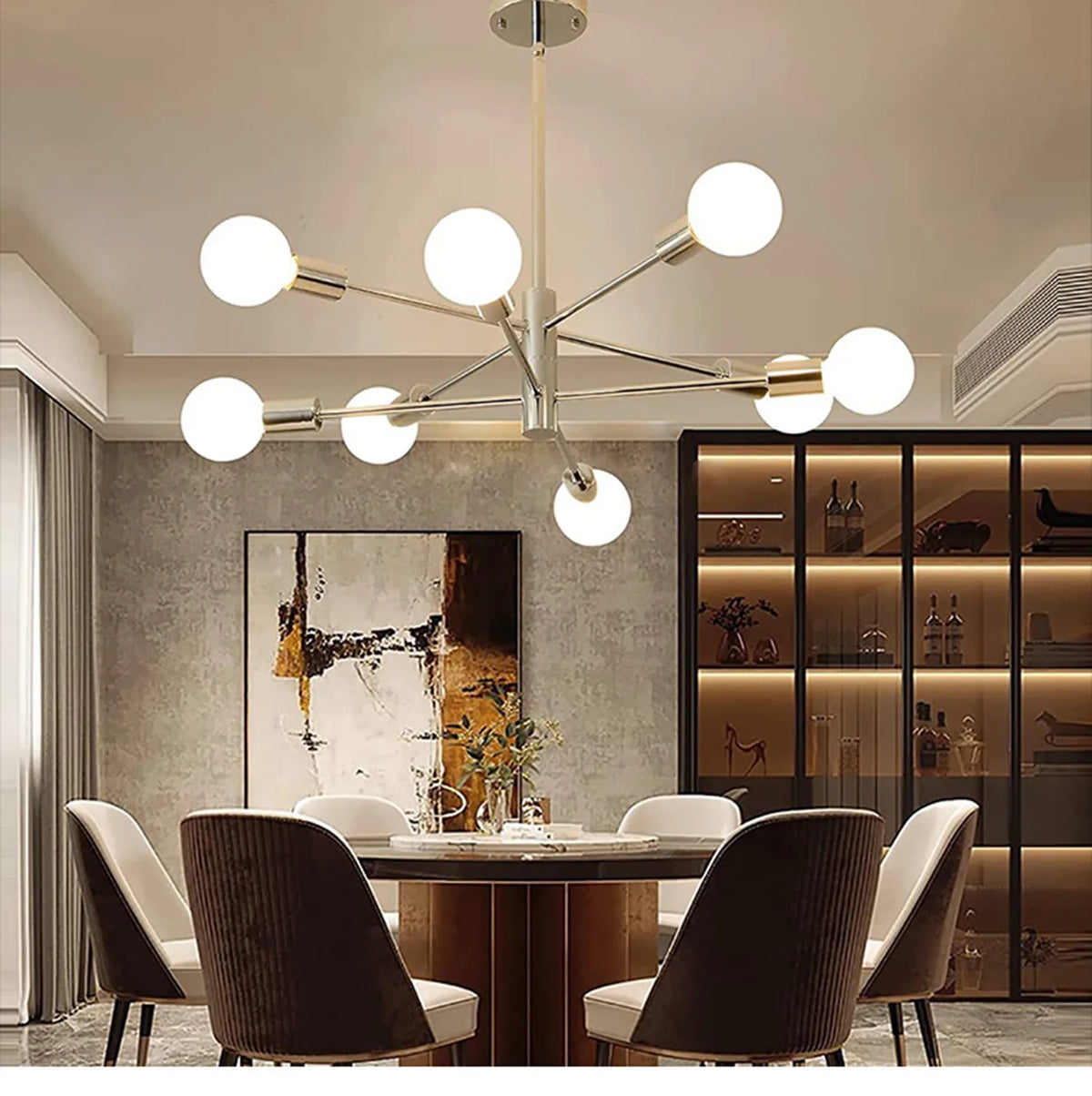 Lustre 6 branches chromé dans une chambre épurée