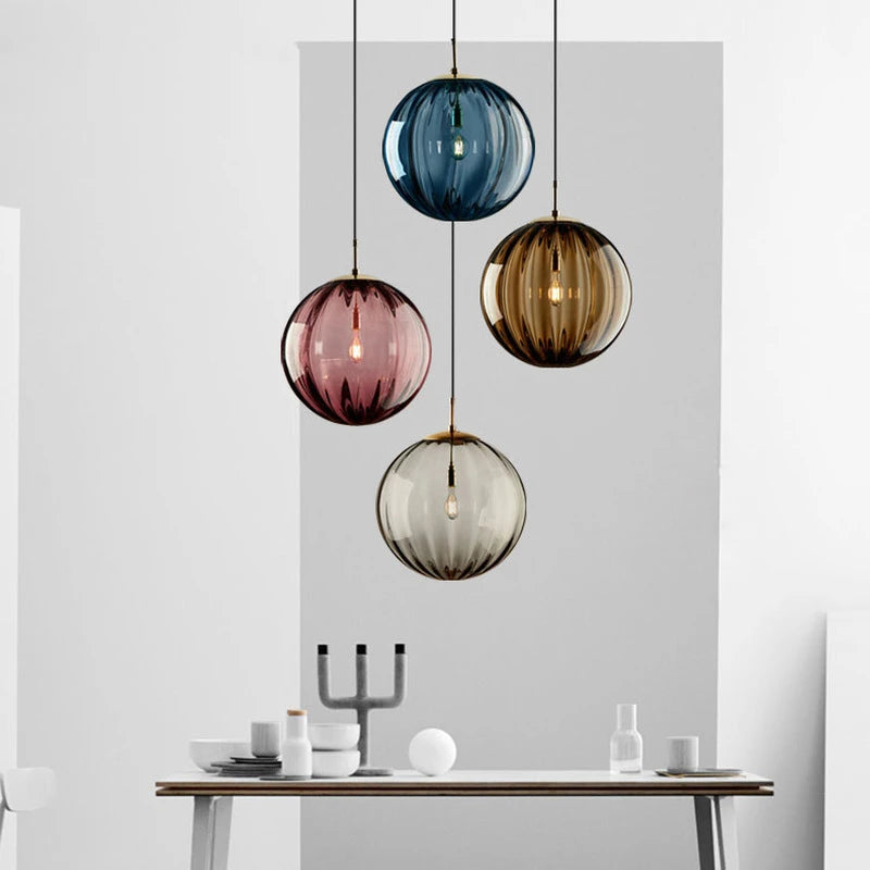 Suspension boule verre bleu 20 cm au-dessus d'une table en bois