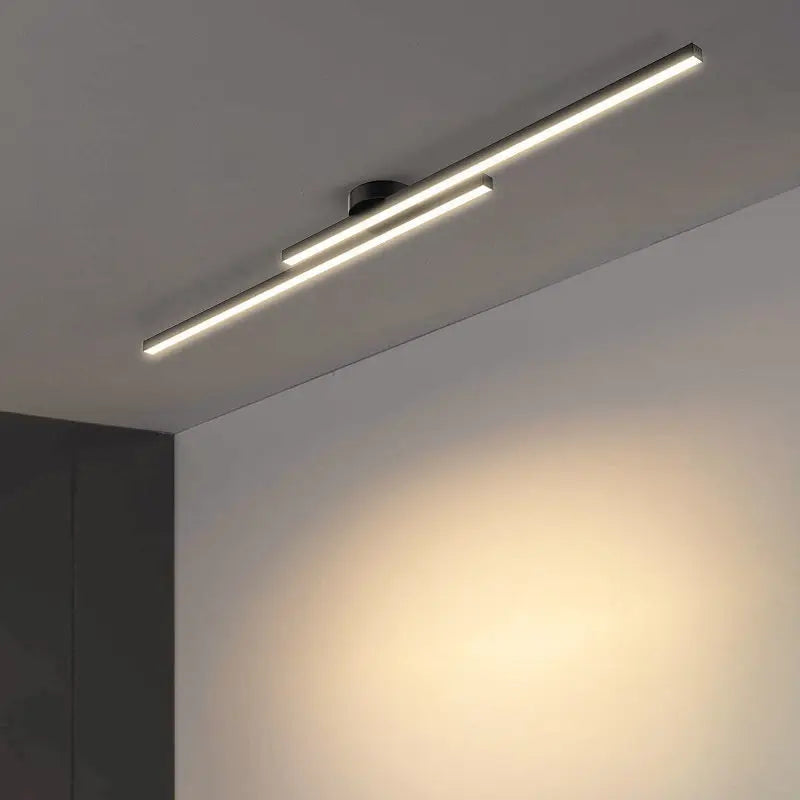 Plafonnier LED long aluminium 60 cm, installé dans cuisine contemporain ambiance chaleureuse