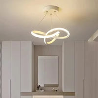 Suspension LED ronde dorée 30 cm au-dessus d'une table à manger contemporaine