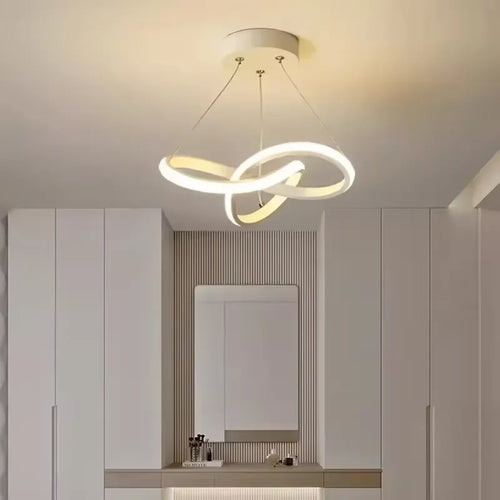 Suspension LED ronde dorée 30 cm au-dessus d'une table à manger contemporaine
