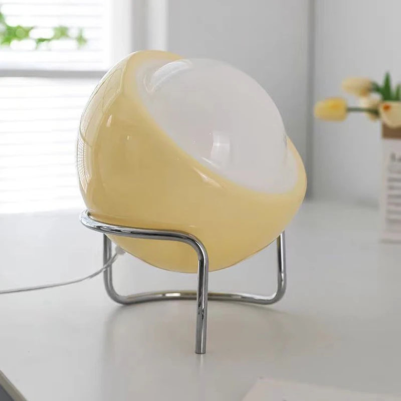 Lampe de chevet Bauhaus verre LED USB tactile, détail du diffuseur lumineux