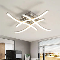 Plafonnier LED design courbé 24 W blanc neutre 4000 K, installé dans couloir contemporain ambiance chaleureuse