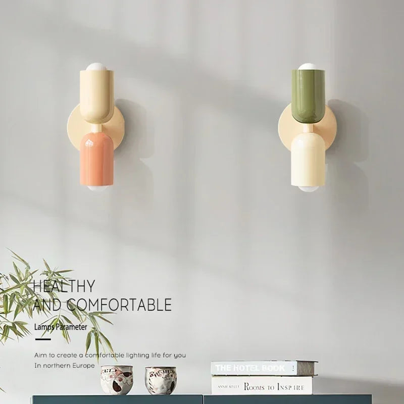 Applique macaron noir blanc dans un salon contemporain
