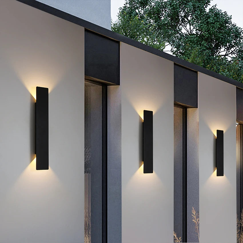 Applique aluminium blanche allumée sur mur extérieur, diffusion haut bas