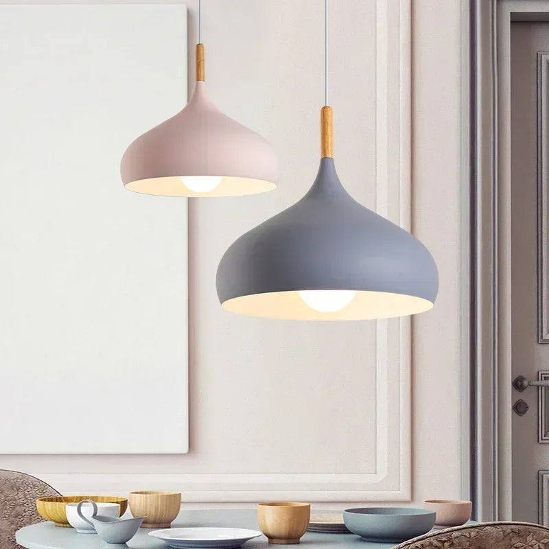 Suspension métal colorée E27 24 cm, ambiance soir au-dessus d'une table ambiance chaleureuse