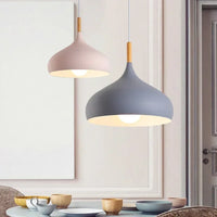 Suspension métal colorée E27 24 cm, ambiance soir au-dessus d'une table ambiance chaleureuse