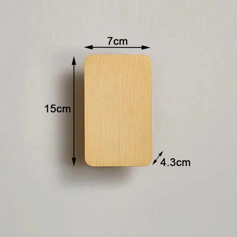 Applique murale LED dorée installée le long d'une cage d'escalier moderne