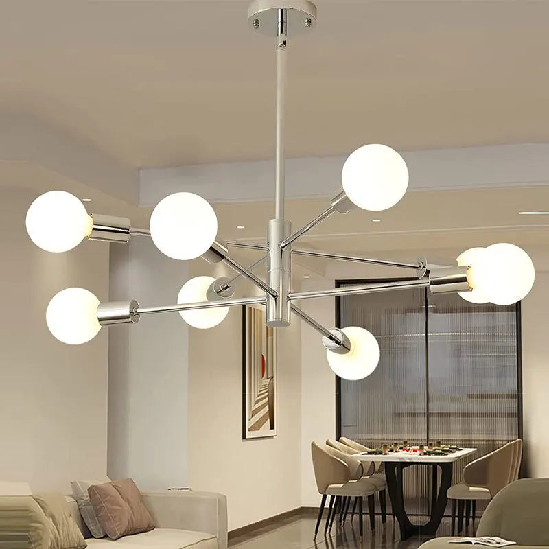 Détail des branches chromées du lustre moderne, finition brillante