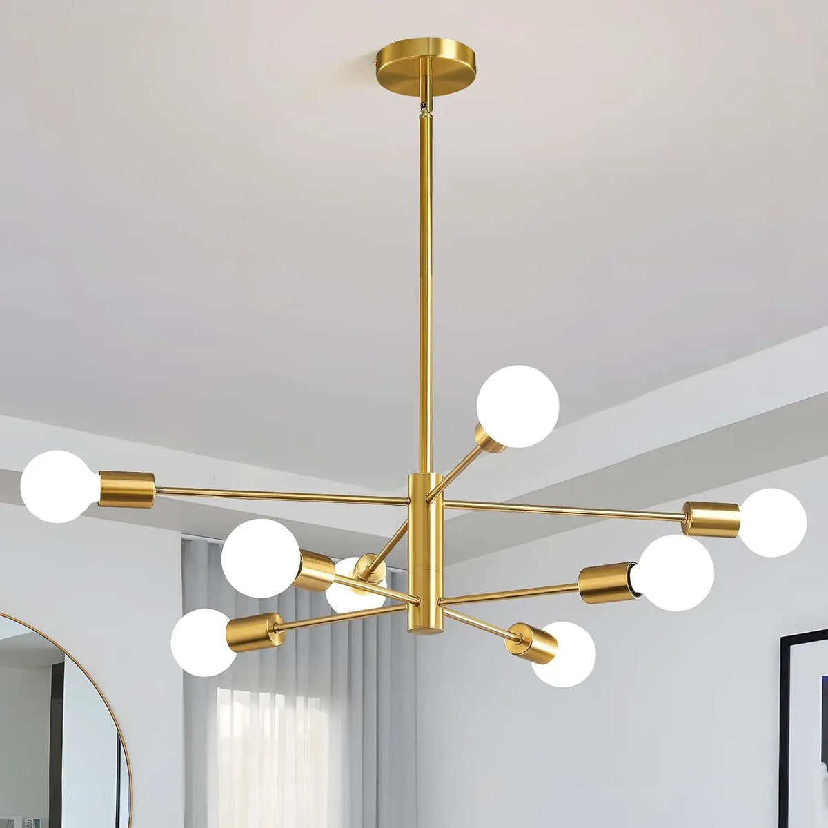 Lustre moderne 12 branches doré dans un salon contemporain lumineux