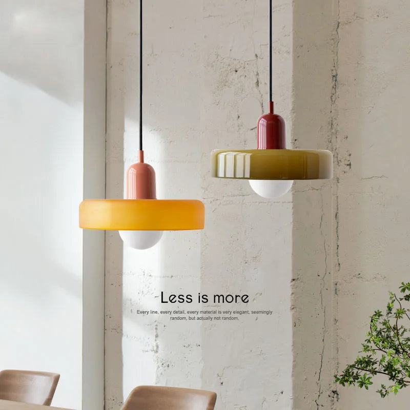 Suspension verre rétro orange ambré, au-dessus table bois salle à manger
