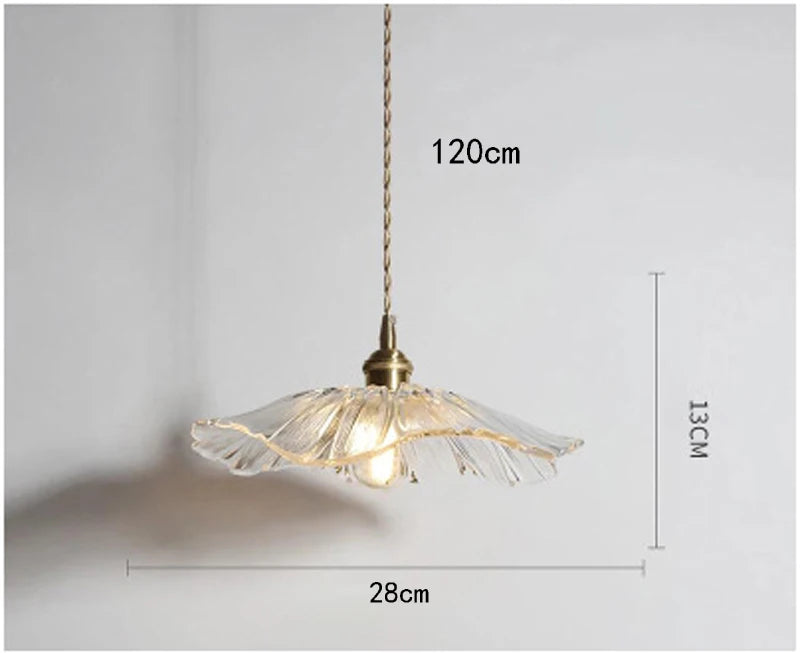 Suspension fleur vintage verre coloré E27, détail de la finition et du matériau jeu de lumière naturel