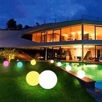 Boule lumineuse 25 cm posée sur pelouse, éclairage blanc chaud