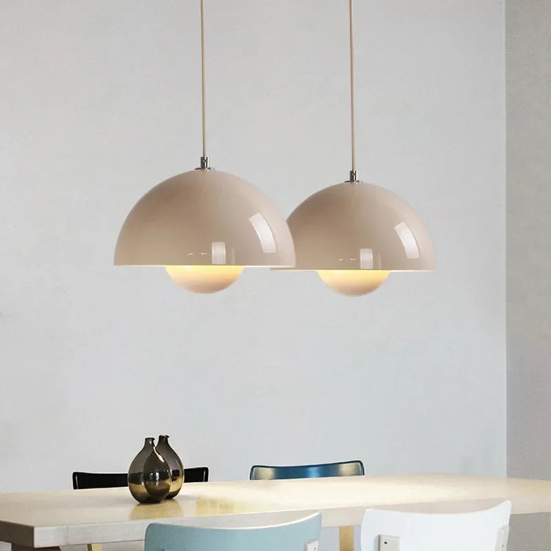 Lustre 23 cm chambre E27, vue trois quarts du luminaire éteint jeu de lumière naturel