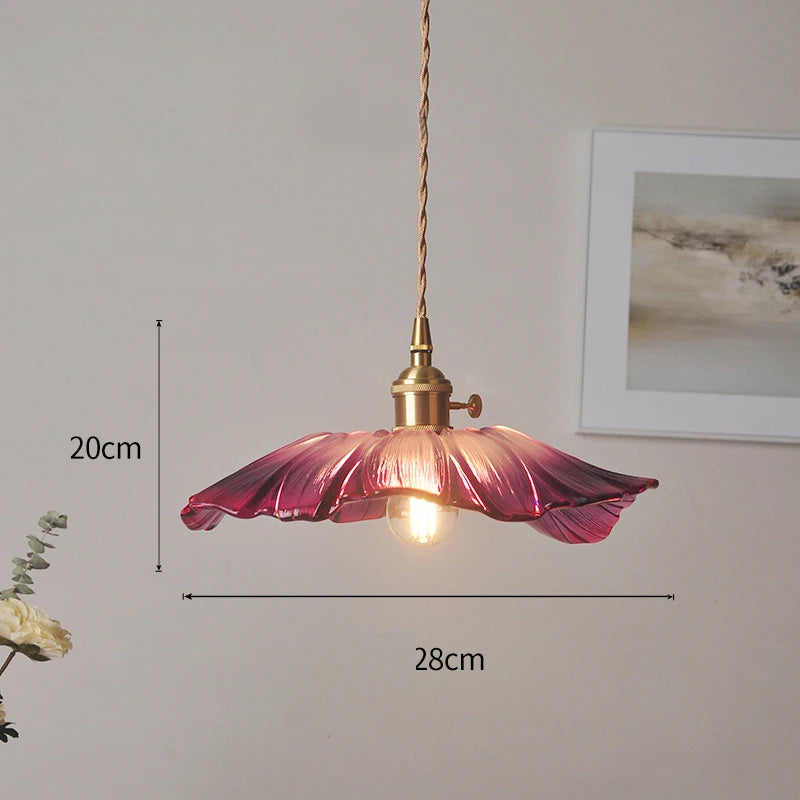 Suspension fleur vintage verre coloré E27, vue d'ensemble du luminaire allumé ambiance chaleureuse