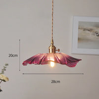 Suspension fleur vintage verre coloré E27, vue d'ensemble du luminaire allumé ambiance chaleureuse