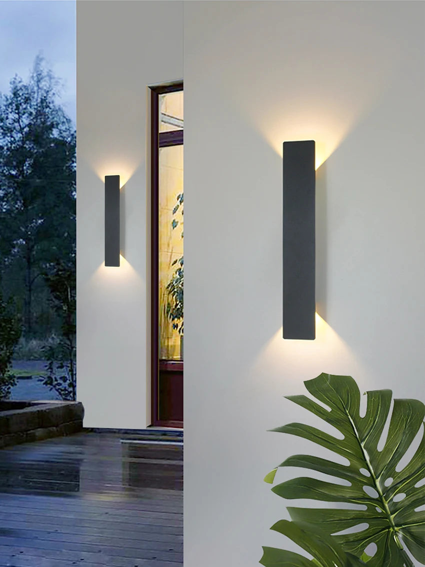 Applique aluminium blanche installée dans un couloir intérieur minimaliste