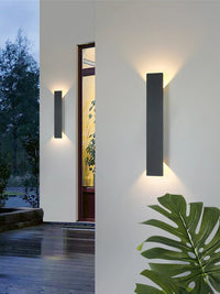 Applique aluminium blanche installée dans un couloir intérieur minimaliste