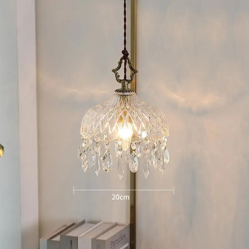 Lustre rétro français verre E14, vue rapprochée de la structure jeu de lumière naturel