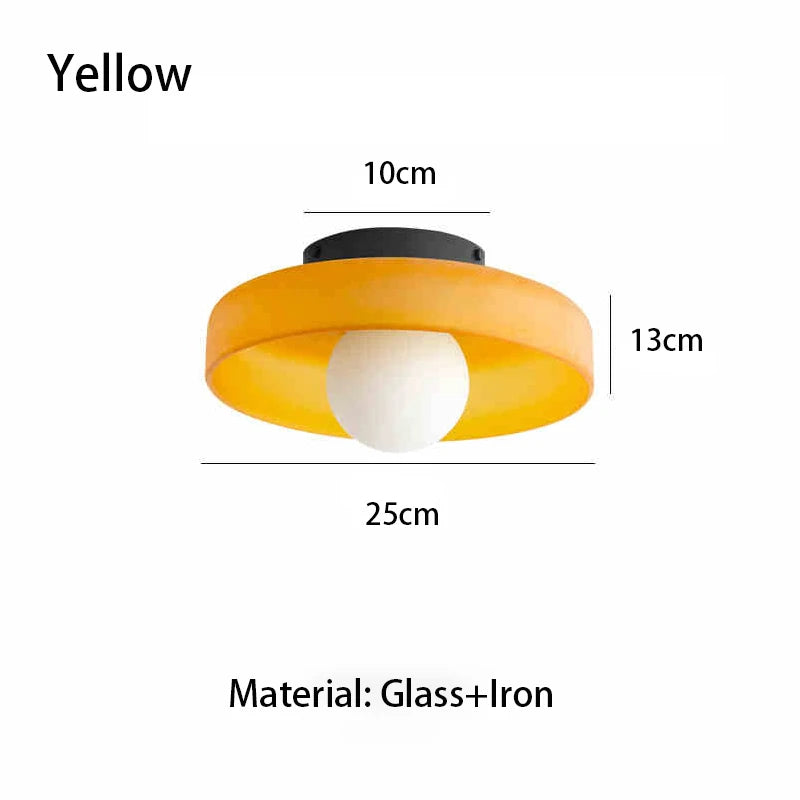 Plafonnier verre vintage E27, installé dans couloir contemporain jeu de lumière naturel