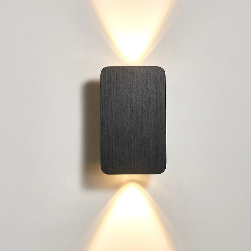 Applique murale LED dorée dans une entrée traditionnelle lumineuse