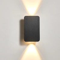 Applique murale LED dorée dans une entrée traditionnelle lumineuse