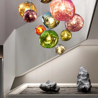 Suspension Lava bleue 20 cm installée dans chambre contemporaine
