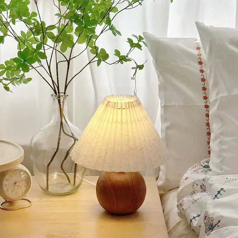 Lampe à poser plissée LED en blanc chaud, salon scandinave et plante verte